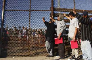 Miles de niños en EU enfrentan división familiar cuando sus padres son deportados