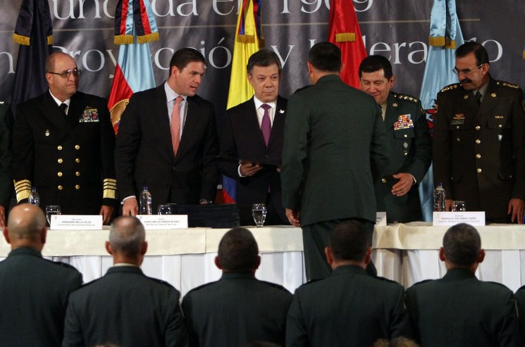 Santos amaga con retirar de servicio a militares contrarios al proceso de paz