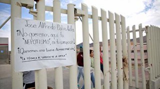 Los alumnos colocaron mensajes en la entrada