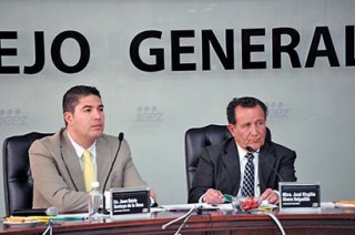 Virgilio Rivera (derecha), quien encabeza el Consejo General del IEEZ ■ FOTO: LA JORNADA ZACATECAS