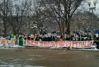 Unas cien personas protestaron frente a la Casa Blanca, con motivo de la reunión entre Enrique Peña Nieto y Barack Obama. Foto: La Jornada