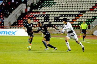 Aspectos del enfrentamiento desarrollado en el Estadio Francisco Villa de la capital zacatecana ■ FOTOS: ANDRÉS SÁNCHEZ