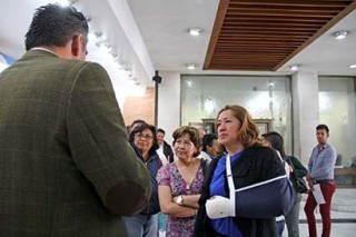 La maestra Graciela Morales, quien resultó fracturada, dialogó con el diputado José Luis Figueroa, quien ofreció una conferencia de prensa en la Legislatura ■ foto: andrés sánchez