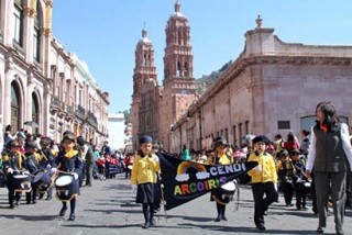 El contingente partió de Plaza de Armas y avanzó sobre las avenidas Hidalgo y González Ortega ■ foto: La Jornada Zacatecas