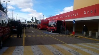 En la imagen, los vehículos donde se transportaron los diputados que llegaron en el vuelo comercial de esta mañana