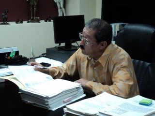 Carlos Almaraz Núñez, titular de la JLCA, al realizar el plantón los ex trabajadores, en mayo de 2012