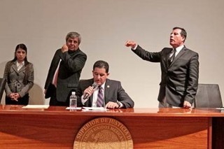 Mario Cervantes (de pie a la derecha) durante la sesión del 25 de febrero realizada en el auditorio del Poder Judicial, donde 18 de 30 diputados aprobaron la nueva Ley del Issstezac ■ FOTO: ERNESTO MORENO