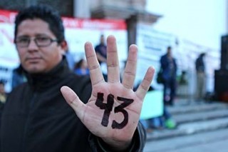 Tanto en la Plaza Bicentenario como en el Congreso del estado, decenas de ciudadanos se congregaron como parte de la Décima Jornada de Acción Global por Ayotzinapa ■ FOTO: ANDRÉS SÁNCHEZ 