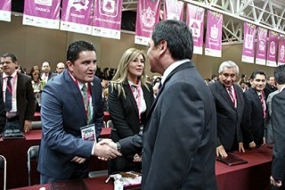 El secretario de Gobernación saludó a varios legisladores ■ FOTOS: ANDRÉS SÁNCHEZ