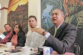 Javier Calzada (derecha), señaló que hay muchas preguntas en el aire sobre el tema  ■ FOTO: ERNESTO MORENO
