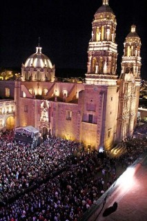 Fuera de lo común el concierto de Los Ángeles Azules. A una sola voz, músicos y público, se interpretaron los mejores temas del grupo ■ FOTOS: ANDRÉS SÁNCHEZ