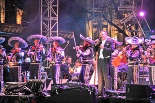 Una lluvia de aplausos se llevaron el compositor Armando Manzanero y el tenor Fernando de la Mora la noche de este domingo, cuando presentaran un emotivo concierto en Plaza de Armas dentro del 29 Festival Cultural Zacatecas 2015 ■ FOTOS: ERNESTO MORENO