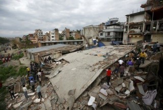 Personas en Katmandú intentan ayudar tras el sismo ocurrido en Nepal. Foto Reuters