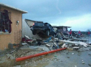  Once personas murieron y cinco permanecen desaparecidas debido a un tornado que azotó la zona poniente de Ciudad Acuña. Imagen tomada de la cuenta de Twitter @webcamsdemexico