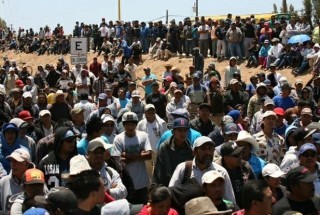 Más de 4 mil trabajadores agrícolas acudieron a esperar al subsecretario de Gobernación, Enrique Nava con una respuesta a su pliego petitorio, pero éste no se presentó. Foto: La Jornada