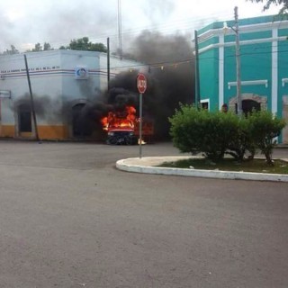 Quema de una camioneta en Temax. Foto La Jornada Maya