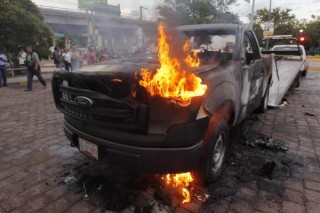 En Chilpancingo, una camineta fue incendiada en la calle Vicente Guerrero, a unos pasos de las instalaciones del Instituto Electoral y de Participación Ciudadana. Foto Víctor Camacho