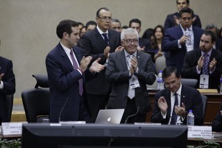 Los consejeros aplauden, al finalizar la sesión del INE. Foto Cristina Rodríguez