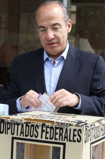 Mientras su hermana Cocoa Calderón contiende por la gubernatura, el ex presidente Felipe Calderón sufraga en la ciudad de México. Foto: Roberto García