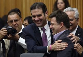 El consejero presidente del INE, Lorenzo Córdova, abraza a Fernando Belaunzaran, consejero del Poder Legislativo por el PRD, luego de que le retiró la palabra. Foto María Meléndez