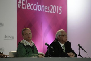 El presidente del PVEM Arturo Escobar, y el representante del PVEM Jorge Herrera, en la conferencia de prensa, en la sala de prensa del INE. Foto Cristina Rodríguez