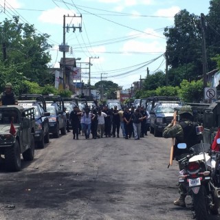 Profesores detenidos por policía municipal en Tuxtepec, Oaxaca. Foto Sección 22