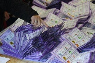 Comienza el conteo de votos emitidos en la casilla 5048, ubicada en la colonia Torre Blanca, en la ciudad de México. Foto Roberto García Ortiz