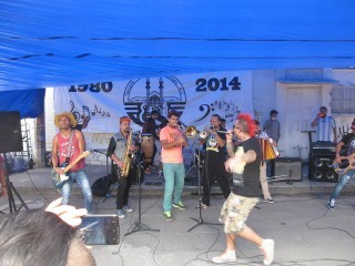 Participando de la algarabía en el Chopo, acompañó, desde la hermana República de Chile, la banda ‘eskatolosa’ Tomo como Rey, en la séptima Muestra de Rock Zacatecano