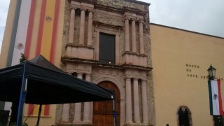 Parte de la fachada del Museo de Arte Abstracto Manuel Felguérez, antes de la llega a ese recinto de los reyes de España