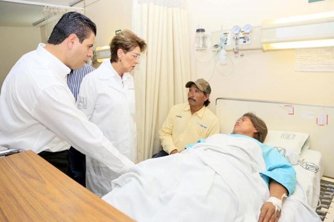El gobernador y la secretaria de Salud, Mercedes Juan, visitaron a los heridos ■ foto: La Jornada Zacatecas