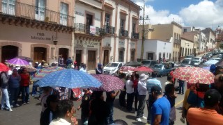 Durante su manifestación en la explanada del Congreso local, los profesores bloquearon, a esa altura, la avenida Fernando Villalpando. Foto: ALMA ALEJANDRA TAPIA