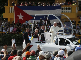  El papa Francisco saluda a la multitud desde su papamóvil en Holguín, Cuba. Foto Reuters