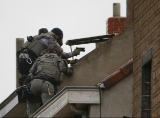 Operativo en Bruselas en busca de un sospechoso de los atentados en París. Foto Reuters