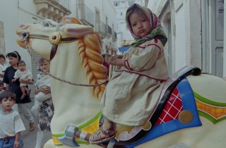 ‘Pequeña niña huichola, no hay nada imposible’. Zacatecas, Zacatecas. 2000. Foto: Karina Moreno