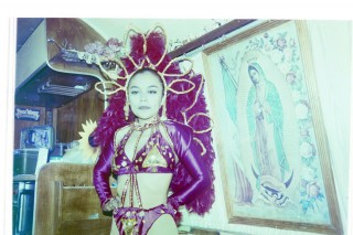 ‘Una mujer de circo antes de salir a dar su espectáculo’. Zacatecas, Zacatecas. ca. 1999. Foto: Karina Moreno