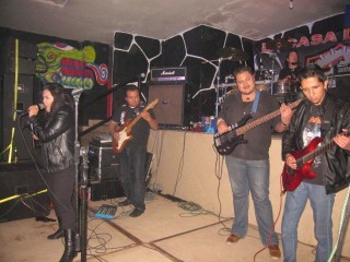 Nartex, dejándose caer con su potente heavy metal en el Festival Un rockcito..., celebrado en el Tanke House Bar