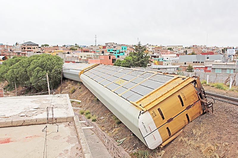 El martes de 12 de abril se descarriló el tren y provocó daños en viviendas, comercios y vehículos ■ foto: ernesto moreno