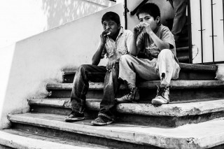 Niños comiendo en la calle. RAFAEL DE SANTIAGO