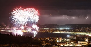 El incidente sucedió después de que finalizó el show pirotécnico en celebración del día nacional. Foto Afp