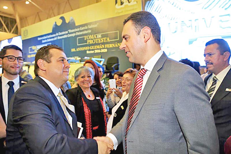 El gobernador electo Alejandro Tello saluda al nuevo Rector Antonio Guzmán