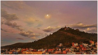 Zacatecas. Fotografía de Federico Martínez Desde el siglo XVI el día 8 de septiembre hay fiesta en nuestra ciudad. Ese día tienen lugar dos celebraciones: una de carácter civil, a propósito del descubrimiento de las minas de Zacatecas; y la otra de carácter religioso, la fiesta de la natividad de la virgen María, a quien se adopta como santa patrona en mayo de 1559 y por consiguiente se le da a la ciudad el nombre de Las Minas de Nuestra Señora de los Remedios de los Zacatecas. La Muy Noble, Leal y Heroica ciudad de Nuestra Señora de los Zacatecas cumple 470 años y nosotros nos sumamos a la celebración.