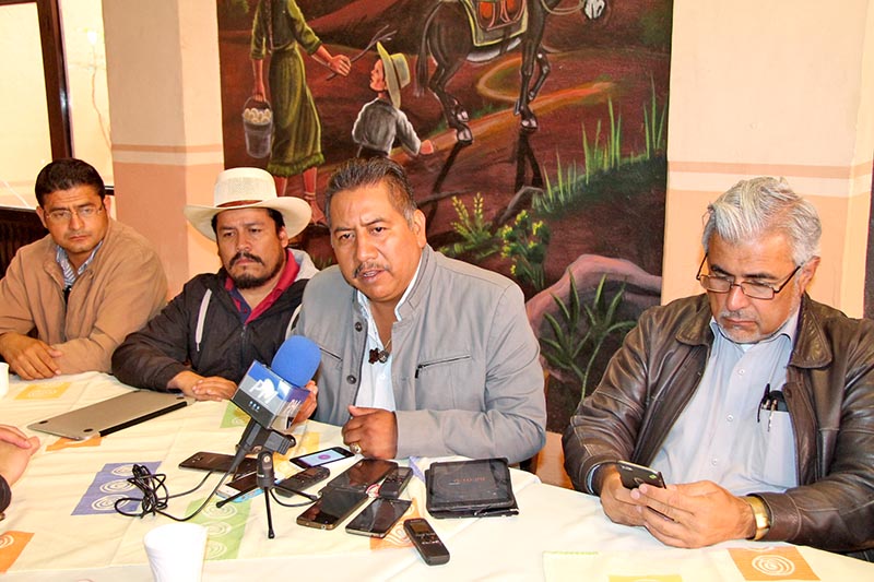 José Narro, miembro del Frente Popular de Lucha de Zacatecas y la Coordinadora Nacional Plan de Ayala, y Felipe Pineda, en conferencia de prensa ■ foto: La Jornada Zacatecas