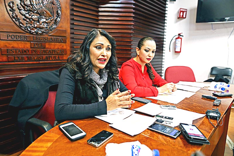 Las diputadas Norma Angélica Castorena (izquierda) y Guadalupe Flores ofrecieron una conferencia de prensa ■ FOTO: ANDRÉS SÁNCHEZ 