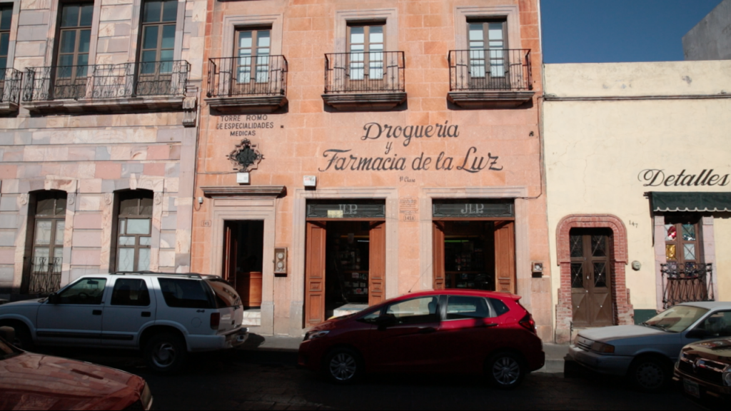 La Farmacia La Luz se ubica en la calle Guerrero del Centro Histórico ■ fotos: miguel ángel Núñez