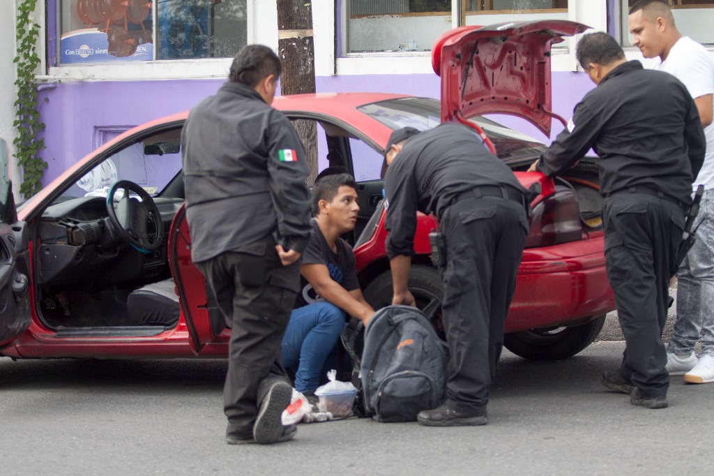 Catean 32 inmuebles y detienen a 17 en Monterrey