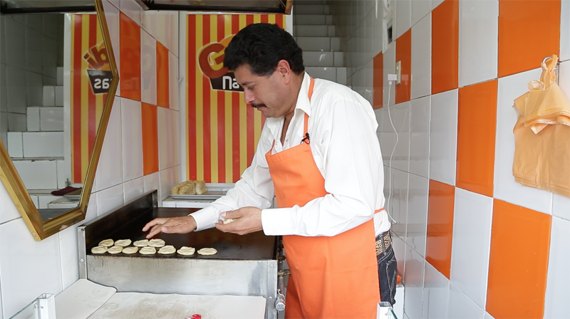 Aprovechando su conocimiento como panadero, Ángel decidió emprender su propio negocio de gordinatas, producto reconocido por los locales y extranjeros ■ FOTOS: MIGUEL ÁNGEL NÚÑEZ