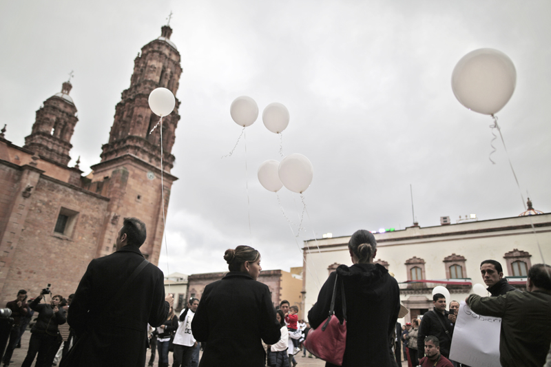 En Plaza de Armas, los participantes soltaron globos blancos ■ FOTOS: ANDRÉS SÁNCHEZ