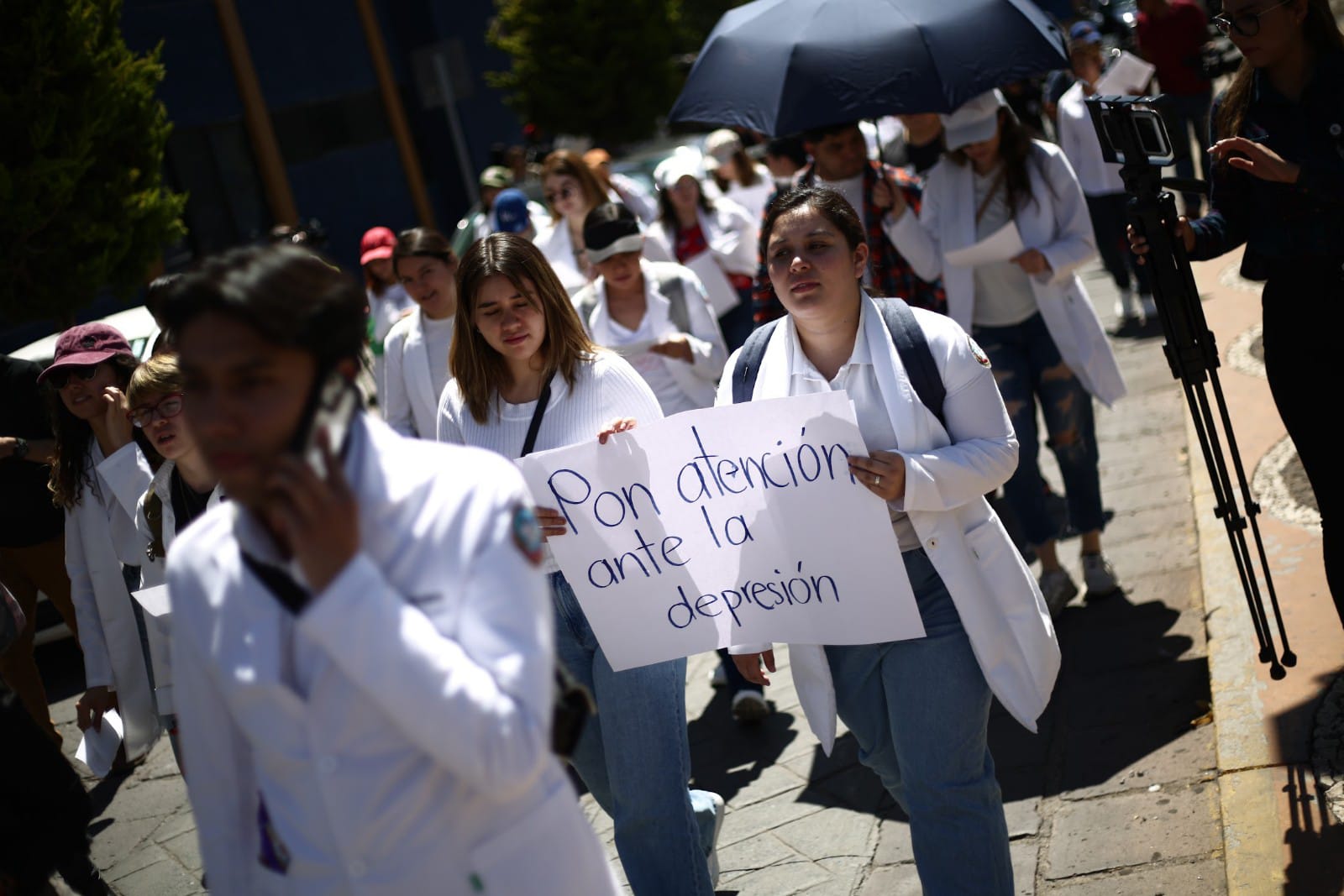 Marchan Estudiantes De Medicina De La Buaz Para Exigir Que Se Atienda