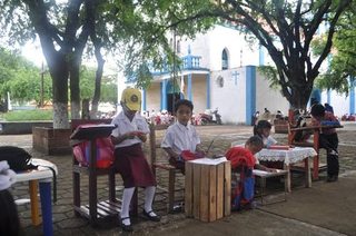 Improvisan aulas en Guerrero