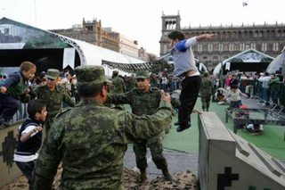 Reinstalan exposición de las Fuerzas Armadas en el Zócalo